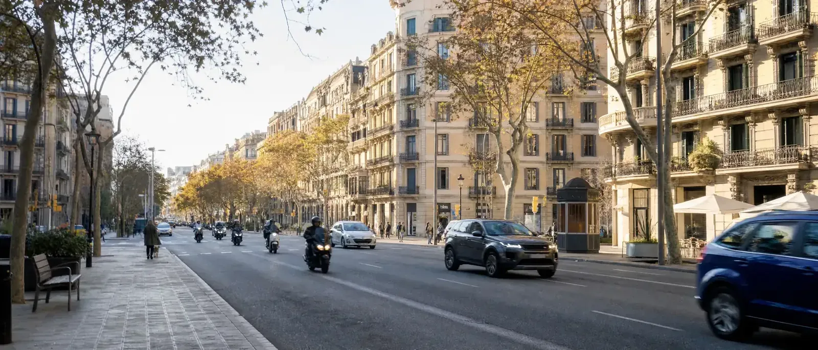 Calle de Barcelona con tráfico, en la zona de bajas emisiones de Barcelona