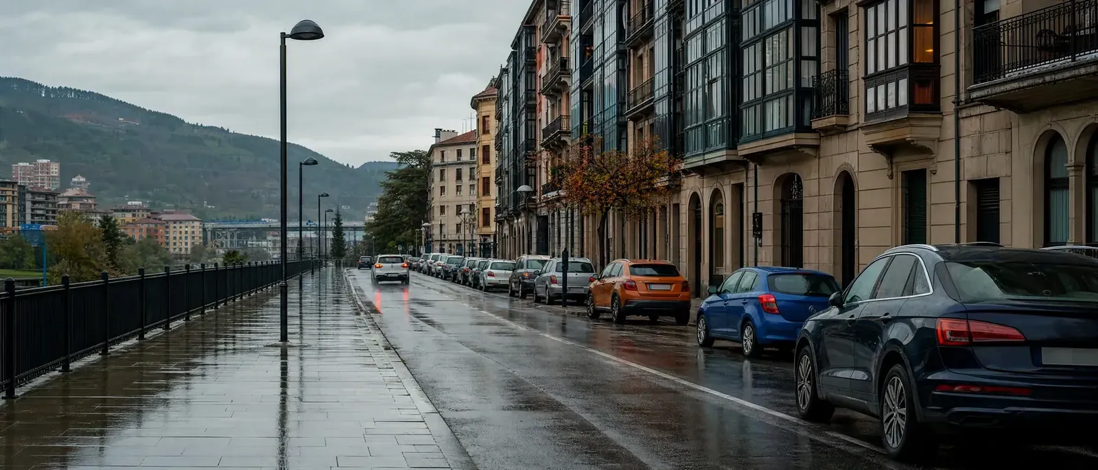 Calle de Bilbao con tráfico, en la zona de bajas emisiones de Bilbao